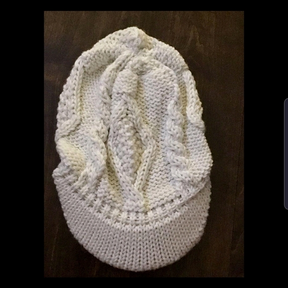 White cable knit winter cap - Picture 2 of 3